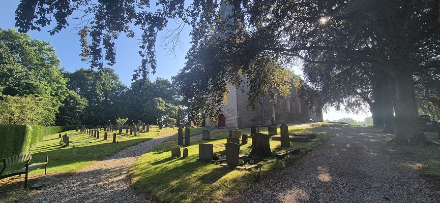 Wandeling over Trage Tocht Hoog-Keppel bij de kerk
