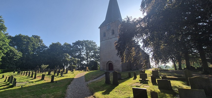 Wandeling over Trage Tocht Hoog-Keppel bij de kerk