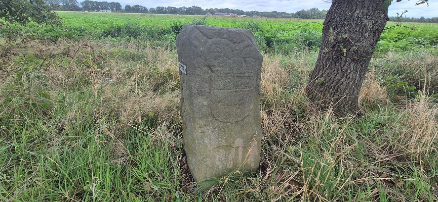 Wandeling over Trage Tocht Aalten bij een grenspaal