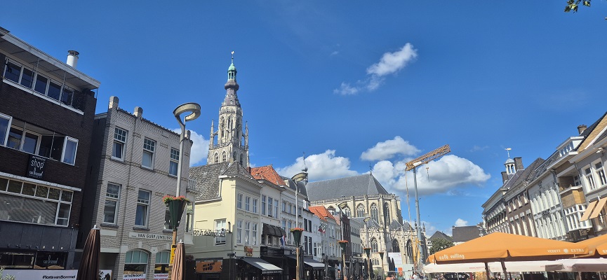 Wandeling over Trage Tocht Breda bij de Grote Kerk