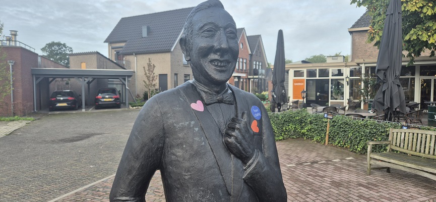 Wandeling over Trage Tocht Laren (GLD) bij het beeld van Albert Mol