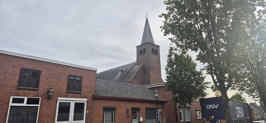 Wandeling over Trage Tocht Ossendrecht bij de kerk van Woensdrecht