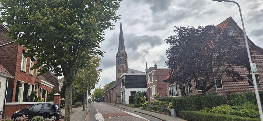 Wandeling over Trage Tocht Ossendrecht bij de kerk van Ossendrecht