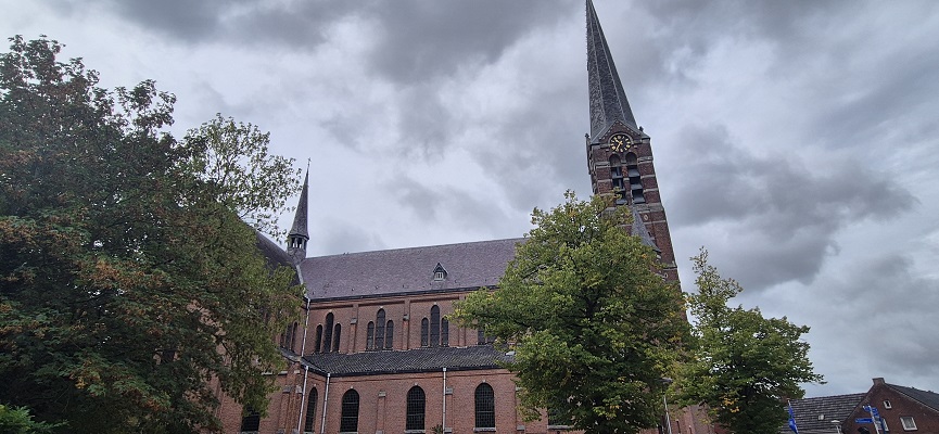 Wandeling over Trage Tocht Ossendrecht bij de kerk van Ossendrecht