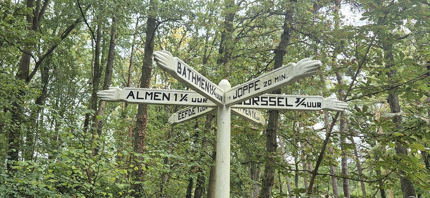 Wandeling over Trage Tocht Joppe-Gorssel bij de oude handwijzer