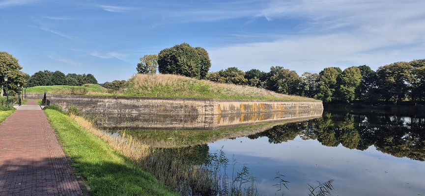 Wandeling over Trage Tocht Naarden Vesting bij de vesting