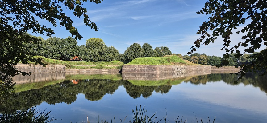 Wandeling over Trage Tocht Naarden Vesting bij de vesting