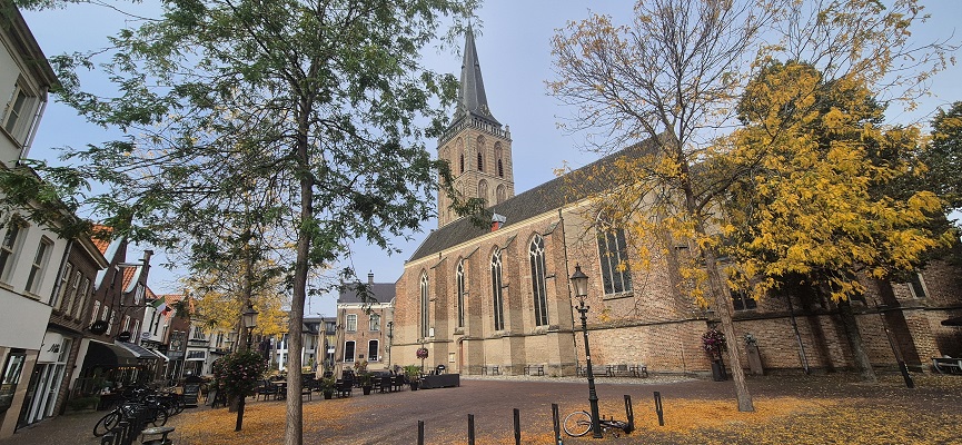 Wandeling Trage Tocht Lochem-Vorden bij de kerk in Lochem
